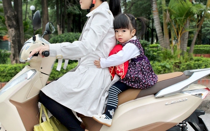 7 lưu ý để bé luôn an toàn khi ngồi trên xe máy