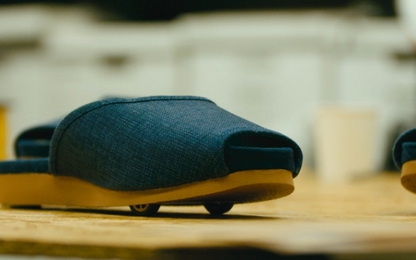 Hãng xe hơi Nissan phát triển... dép biết tự đi để “cho vui”