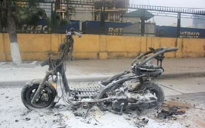 Xe cháy ngùn ngụt, tài xế liều mình lao vào lấy đồ