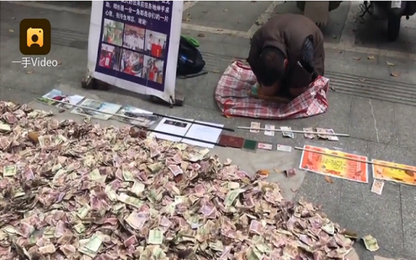 Đổ 'núi tiền' ra rồi quỳ lạy, người đàn ông khiến dân chúng bất ngờ