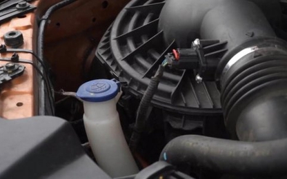 Cách thay nước rửa kính ô tô tại nhà