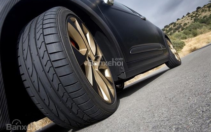 Tài xế để gương cầu trong ôtô, cốp xe bị nung chảy