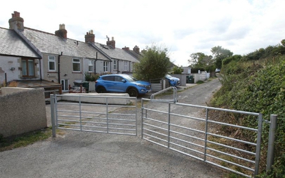 Triệu phú chặn lối đi, lập 'trạm thu phí' với hàng xóm