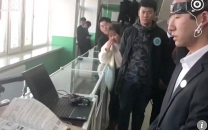 Sinh viên Trung Quốc phát minh thiết bị lật sách bằng nháy mắt