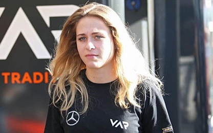 Xe đua bay như đạn bắn vào hàng rào ở tốc độ hơn 270 km/h