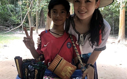 Cậu bé bán hàng rong Campuchia gây ấn tượng bằng clip “bắn” 10 thứ tiếng