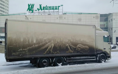 Những bức họa sống động trên ôtô phủ bụi