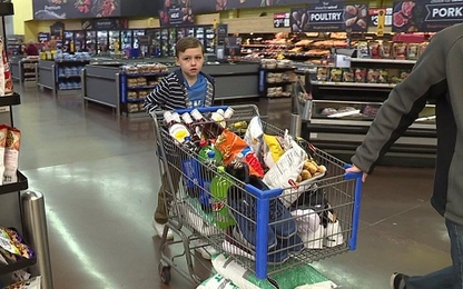 Cậu bé Mỹ 9 tuổi rút hết tiền tiết kiệm giúp người vô gia cư