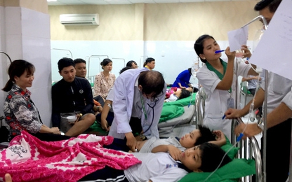 Hàng chục học sinh tiểu học nhập viện sau buổi liên hoan