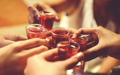 Cảnh sát Mỹ tuyển tình nguyện viên uống bia rượu tới say