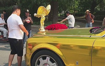 Xe siêu sang Rolls-Royce gắn logo cao nửa mét