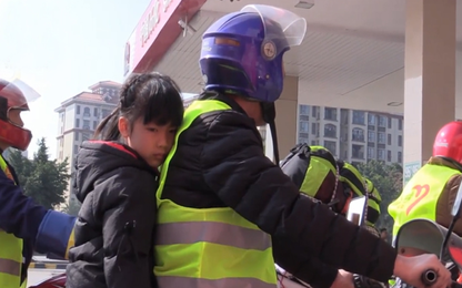 Con gái say ôtô, bố chở xe máy vượt 600 km về quê ăn Tết