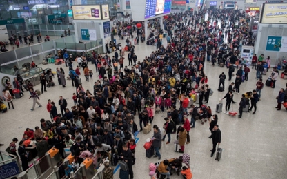 Xuân vận Trung Quốc: “Biển người” xếp hàng chờ tàu xe về quê ăn Tết