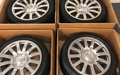 Bốn bánh của siêu xe Bugatti Veyron cũ giá 100.000 USD