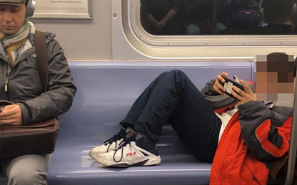 Hành khách Mỹ đi tàu dạy cậu bé vô ý thức bài học