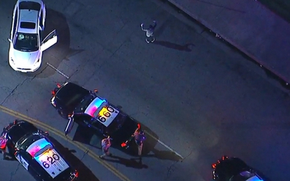 Tài xế nhảy breakdance trước họng súng của cảnh sát Mỹ