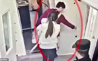 Khách Trung Quốc bị bắt vì ném đồng xu cầu may trước giờ bay