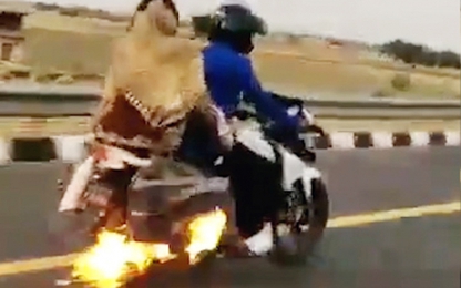 Xe máy chở cả gia đình bốc cháy trên đường
