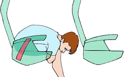Tư thế ngồi giúp bạn có thể thoát hiểm khi máy bay gặp sự cố