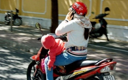 Sử dụng điện thoại khi đang chạy xe, nguy hiểm không kém rượu bia