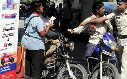 Người đi xe máy không được mua xăng nếu không đội mũ bảo hiểm