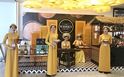 NIA tổ chức thử nước hoa, mỹ phẩm và đồ uống cho hành khách