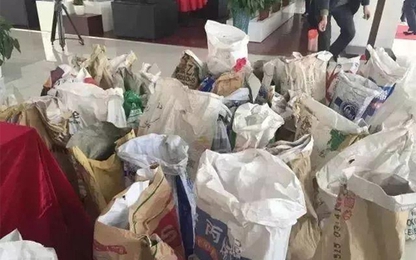 Người đàn ông Trung Quốc mang ba tấn tiền xu đi mua ôtô