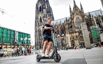 Người say đi scooter điện bị tước bằng lái ôtô