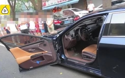 Xe sang Lexus gãy cửa vì tài xế bất cẩn