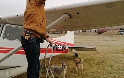 6 lít rượu cứu cha con trong chuyến bay khắp thế giới