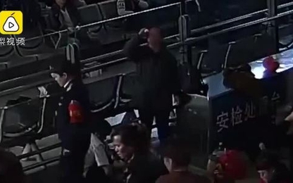 Khách nữ uống hết rượu trước khi qua cổng an ninh