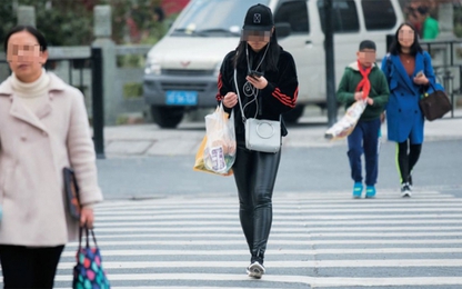 Người đi bộ có thể bị phạt nếu mải xem điện thoại