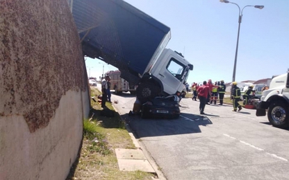 Xe tải tụt dốc đè bẹp ôtô, nữ tài xế thoát chết