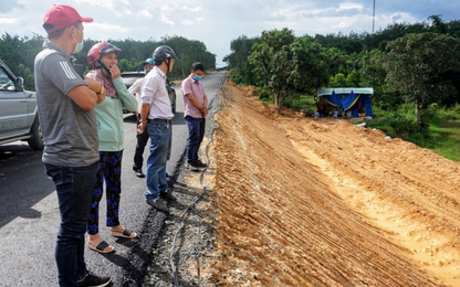 Kon Tum: Dân khổ chờ khắc phục nứt nhà, trôi hoa màu do làm đường