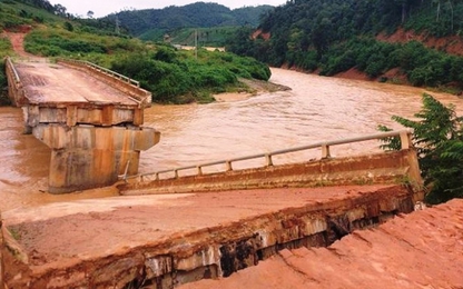 Kon Tum: Mưa lớn sập cầu, nhiều tuyến đường sạt lở