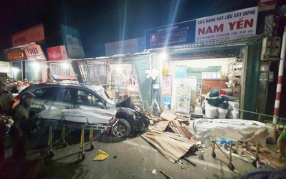 Kinh hoàng ô tô lao vào nhà dân làm 6 người thương vong