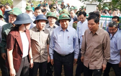 Thủ tướng thị sát, chỉ đạo khắc phục bão lũ tại miền Trung