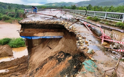 Kon Tum: Sập cầu đang sửa chữa, chủ đầu tư nói "chuyện thường mà!”