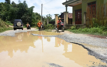 Đường liên xã biên giới Kon Tum DH83 biến thành ao, chuôm