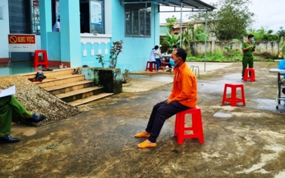 Gia Lai: Không bằng lái, "né" chốt kiểm dịch chở 13 công nhân đi làm