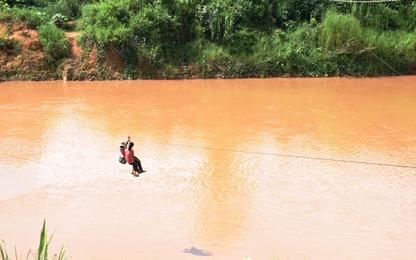 Kon Tum: Cầu xây mãi không xong, dân phải liều mình đu dây vượt sông