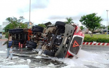 Đà Nẵng: Xe bồn chở 20 tấn gas lật, cứu hộ như xử lý bom