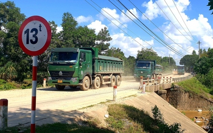 Quảng Nam yêu cầu xử lý xe chở cát sỏi gây mất trật tự ATGT