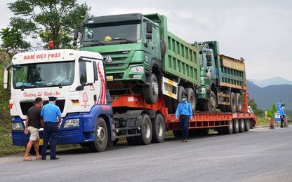 Thanh tra đường bộ dẹp nạn xe quá tải tại các tỉnh miền Trung