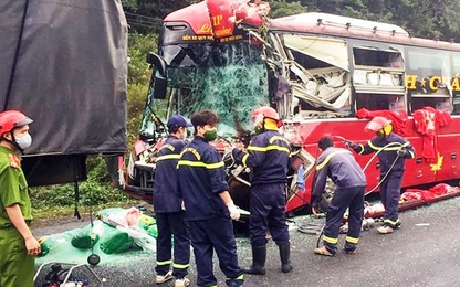 Chạy quá tốc độ, xe khách tông đuôi xe tải, 11 người thương vong