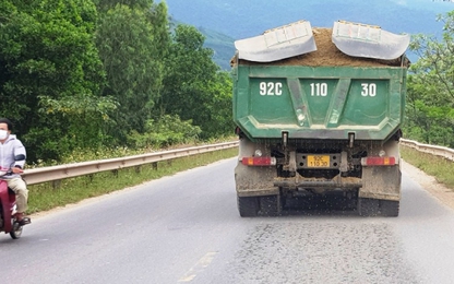 Cận cảnh đoàn xe có dấu hiệu chở quá tải tung hoành trên QL14B