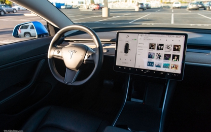 Lắp màn hình video lớn trên xe hơi, bỏ tiền 'mua' nguy hiểm