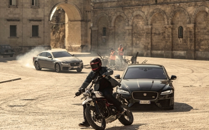 Jaguar XF lần đầu xuất hiện trong phim bom tấn Điệp viên 007