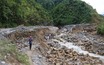 Khắc phục sạt lở QL4 làm cô lập giao thông 3 xã tỉnh Hà Giang