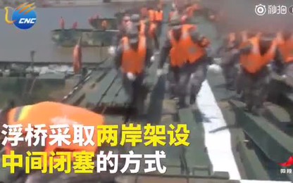 Trung Quốc xây cầu phao dài hơn 1.000 m trong 27 phút